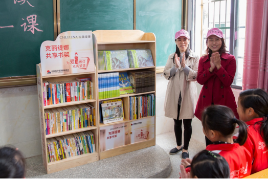 嘿嘿视频在线观看市场行销副总陈白瑛、业务管理副总徐敏